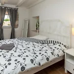 בית נופש With A Fireplace 203