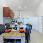 With A Fireplace 203 וודניאן